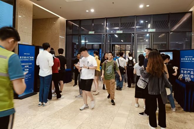 英才汇南粤醇香咖啡赋能制造业人才盛会麻将胡了2试玩技诺无人咖啡机闪耀百万(图1)